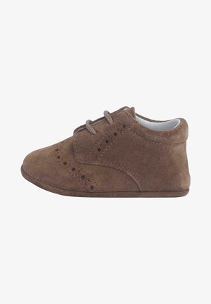 Scarpa per bambino in suede marrone con punta arrotondata, design con lacci, dettagli perforati e fodera morbida. Suola bassa per maggiore flessibilità.