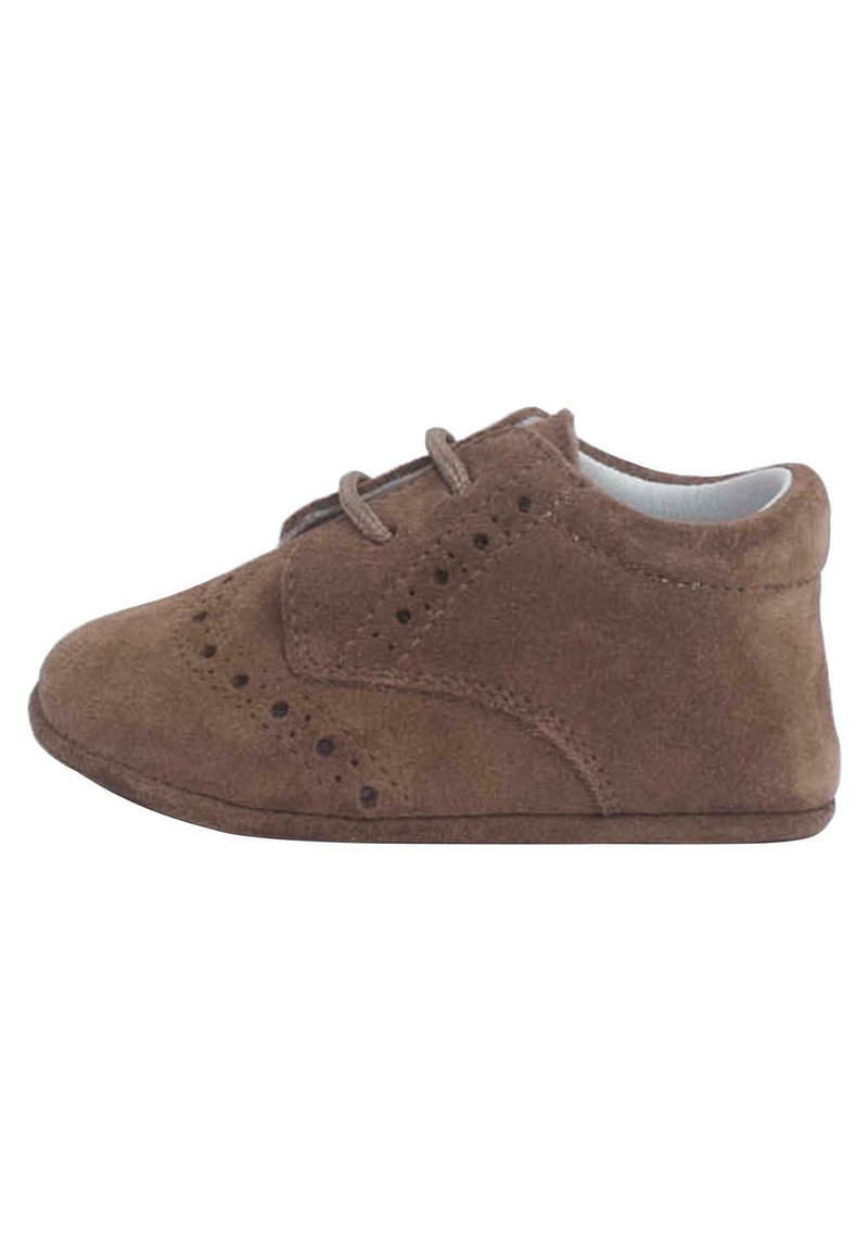 Scarpa per bambino in suede marrone con punta arrotondata, design con lacci, dettagli perforati e fodera morbida. Suola bassa per maggiore flessibilità.