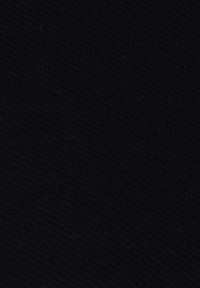 Czarny materiał o textured tkaniu, prezentujący jednolitą powierzchnię bez zauważalnych wzorów czy ozdób.