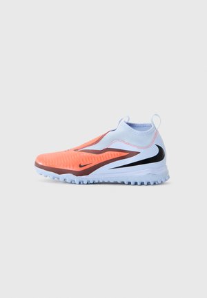 Baskets de sport Nike à coupe basse en orange et bleu clair avec un logo noir, semelle texturée et design à enfiler, adaptées aux activités de plein air.