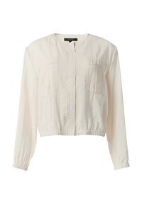 Przycięta, jasnobeżowa kurtka o okrągłym dekolcie, z zapięciem z przodu, dwiema kieszeniami na piersi oraz elastycznymi mankietami i dolnym wykończeniem. Gładka struktura tkaniny.