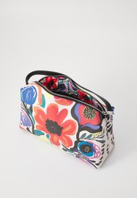 Borsa cosmetica floreale multicolore con zip, manico nero e interno a motivo, realizzata in tessuto resistente con elementi di design vivaci.