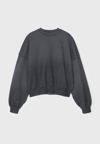 Sweatshirt gris à col montant avec épaules tombantes, poignets côtelés et un ourlet légèrement court. Dispose d'une texture douce et d'une marque subtile au niveau de la poitrine.