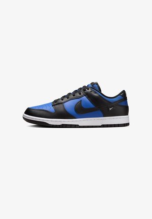 Tenisky Nike Dunk s černým koženým svrškem a modrými akcenty, perforovanou špičkou, plochými tkaničkami a bílou mezipodešví.