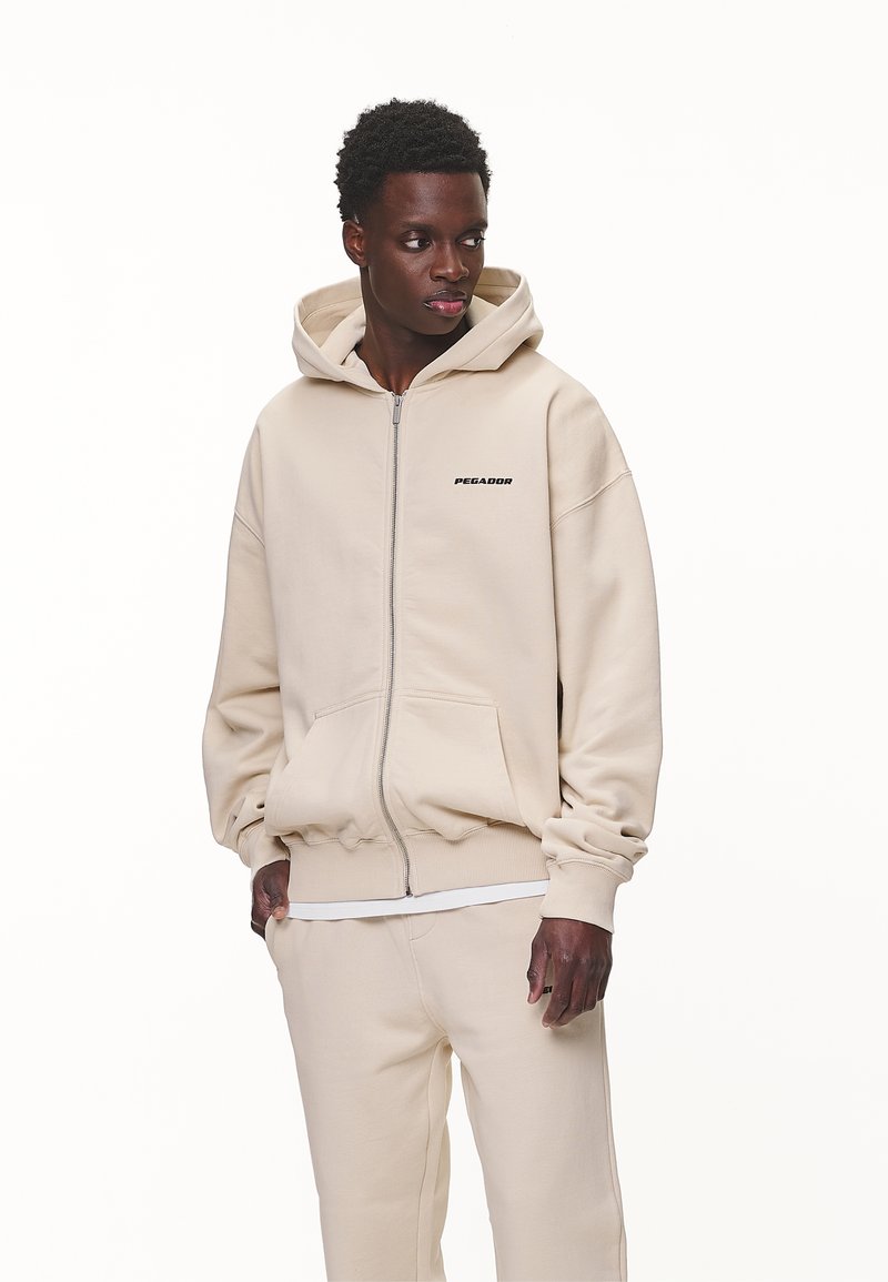 Pegador - LOGO OVERSIZED JACKET - Tröja med dragkedja - washed desert sand/black gum, Förstora