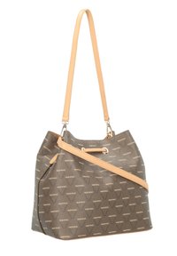 Sac seau marron avec motif en relief de logo, accents en cuir beige clair, bandoulière réglable et fermeture à cordon. Matériau solide, design spacieux.