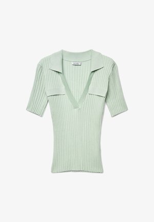Haut en maille côtelée vert menthe avec un col en V, des manches courtes et un col. Comprend deux poches plaquées à l'avant. Texture lisse.