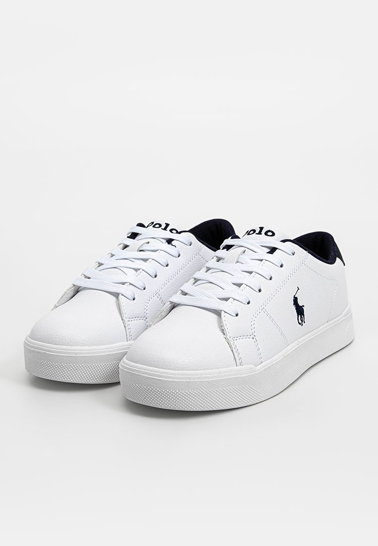 Sneaker bianchi con tomaia in pelle sintetica liscia, punta tonda, design con lacci e tallone in contrasto blu navy. Presenta un logo sul lato.