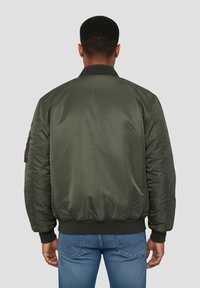 Groene bomberjack gemaakt van glad, lichtgewicht materiaal, met een geribde kraag, manchetten en tailleband, en een zijzak.