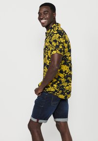 Koroshi SHORT SLEEVE - Ing - amarillo yellow