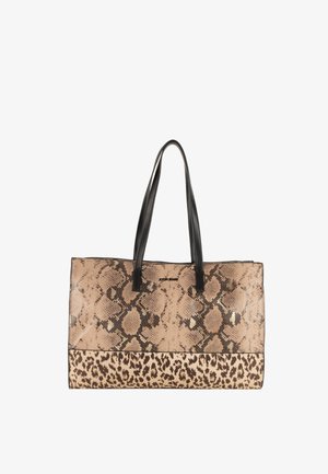 Tote bag met een bruine slanghuidprint aan de bovenkant en een luipaardprint aan de onderkant, met zwarte hengsels en een klein merkembleem.