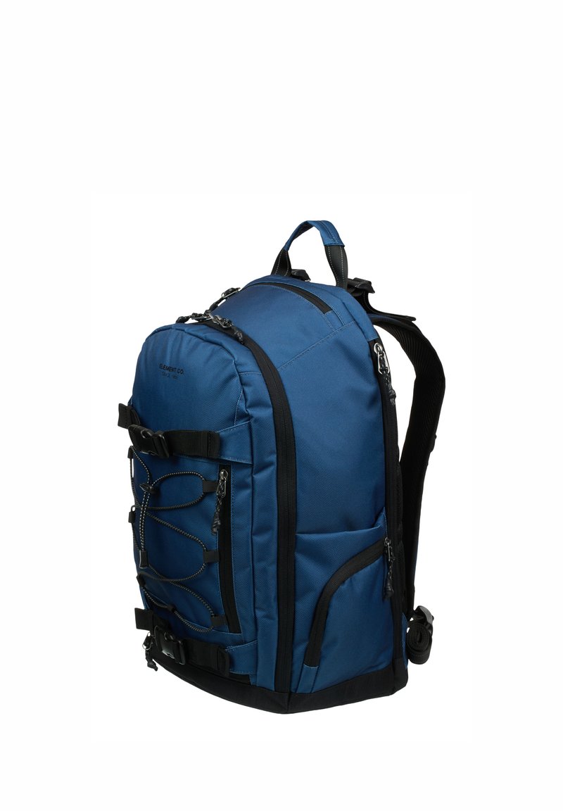 Μπλε υφασμάτινο σακίδιο πλάτης με κομψό σχεδιασμό, μαύρες λεπτομέρειες, ρυθμιζόμενους ιμάντες, πολλαπλές θήκες και λεπτομέρειες με ελαστικό κορδόνι στο εμπρόσθιο μέρος.