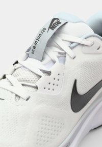 Nike Performance STRUCTURE 26 - Chaussures de running sur route - white/black/pure platinum