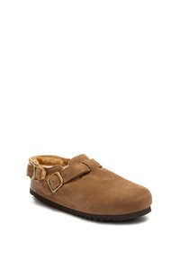 Bruna mocka slip-on klackar med justerbar spänne och foder av päls, med en strukturerad svart sula för bra grepp.