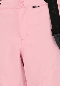 Pantalons d'extérieur rose clair avec deux boutons, une poche zippée et des coutures renforcées. Comprend des sangles noires ajustables avec un logo.