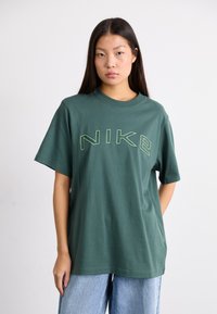 Nike Sportswear PHOENIX TEE - Μπλουζάκι με στάμπα - vintage green