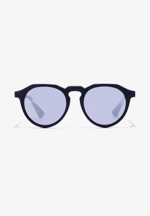 Fekete napszemüveg szögletes, retro kerettel, szürke lencsékkel és texturált karokkal. Jellemzője a lencséket összekötő híd.