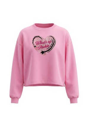 Lyserød sweatshirt med ribkantsærmer og en hjerteformet palietmærke med teksten "What's up Pookie" med stjerne- og swirl-designs.