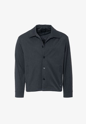 Giacca grigia scura realizzata in tessuto morbido, dotata di un colletto classico, tasche frontali e chiusura con bottoni. Texture liscia con dettagli minimi.