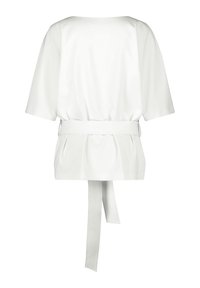 Blusa bianca con maniche corte, vestibilità ampia, vita con cintura e dettaglio plissettato sul retro. Tessuto liscio e lucido con una silhouette pulita.