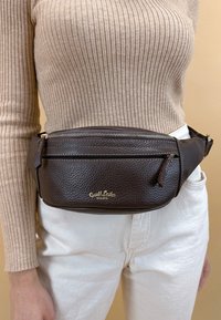 Gusti Leder SPENCER - Marsupio - dunkelbraun struktur