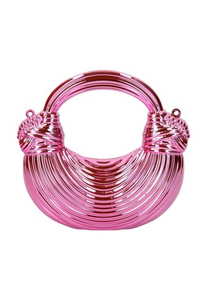 Sac à main métallique rose brillant avec une anse incurvée, une texture nervurée et des torsades décoratives à chaque extrémité de l'anse.