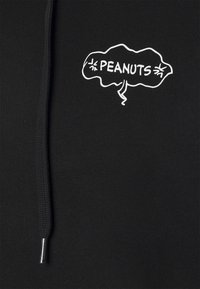 Czarna bluza z kapturem z białą grafiką przedstawiającą dymek z napisem "PEANUTS" w pogrubionych literach, z pikowaną fakturą.