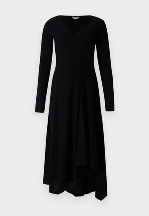 Melnas garām piedurknēm tērps ar V-veida kaklu, ar ribotu tekstūru, asimetrisku apakšmalu un pieguļošu augšdaļu, kas pāriet plašā svārku daļā.