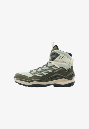 Scarponcino da trekking alto verde e beige con suola rinforzata, lacci, supporto alla caviglia e etichetta impermeabile Gore-Tex sul lato.