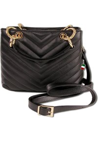 Zwarte gequiltte leren handtas met gouden hardware, dubbele handgrepen aan de bovenkant en een afneembare schouderband. Chevronpatroon en zijlabelaccent.