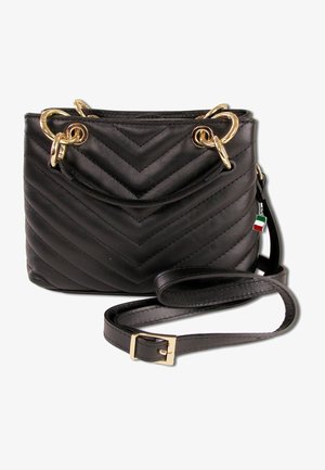 Sac à main en cuir matelassé noir avec quincaillerie dorée, doubles anses supérieures et une bandoulière amovible. Motif en chevrons et accent avec étiquette latérale.