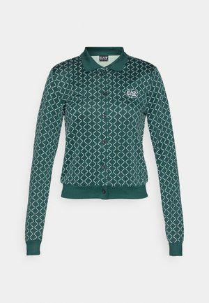 Cardigan verde con bottoni, motivo a rombi bianchi, polsini e orlo a costine, colletto e logo EA7 sul lato sinistro del petto.