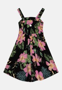 Vestido negro con estampado floral tropical en tonos rosa y verde, tirantes ajustables, cuerpo fruncido y tejido ligero.