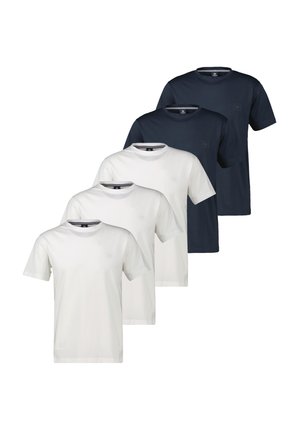 Fünf schlichte T-Shirts mit Rundhalsausschnitt, drei weiße vorne und zwei marineblaue hinten, in überlappenden Reihen angeordnet.