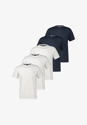 Fem ensfarvede T-shirts med rund hals, tre hvide foran og to mørkeblå bagved, arrangeret i overlappende rækker.