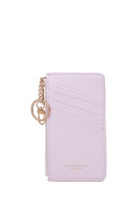 Lichtroze portemonnee met een gestructureerd oppervlak, voorzien van diagonale stiksels, een gouden sleutelringaccent en een verdiept merkembleem aan de onderkant.