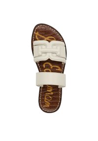 Sandal in ecopelle bianca con due ampie cinghie e motivo geometrico. Suola interna in brown con design testuale dorato in rilievo. Dettagli cuciti.