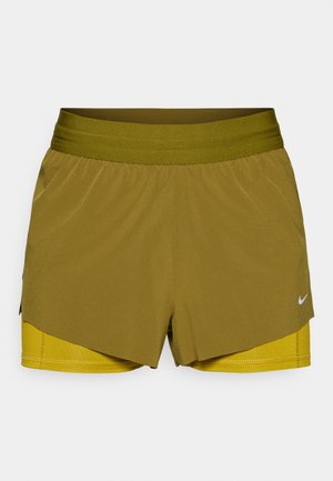 Αθλητικό σορτς σε ελαιόχρωμο πράσινο με φαρδιά, ελαστική μέση. Διαθέτει εσωτερική κίτρινη στρώση και σχισμές στα πλάγια για ευκολία κίνησης.