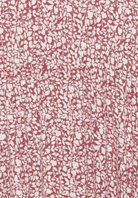Bavlněná látka s červenobílým květinovým vzorem, zobrazující malé květiny a listy s texturovaným povrchem a nařaseným pasem.