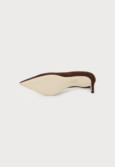 Chaussure à talon haut en daim marron à bout pointu vue de la semelle, mettant en valeur sa semelle beige et son talon stiletto élancé.