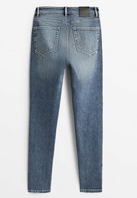 Vue arrière d'un jean skinny en denim bleu avec deux poches arrière et une étiquette de marque noire sur la ceinture.