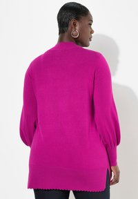 Fuchsia Langarmpullover mit Rundhalsausschnitt, ausgestattet mit gerippten Akzenten und seitlichen Schlitzen, aus einem weichen Strickmaterial gefertigt.