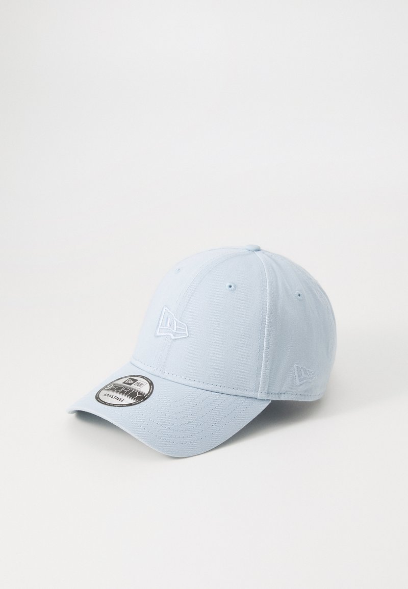 Boné de basebol azul-claro com uma coroa arredondada, aba curva e logótipo bordado na parte da frente. Tecido estruturado com uma textura suave.