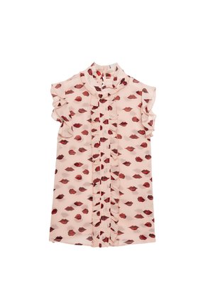 Blusa di chiffon rosa con stampa di labbra rosse. Presenta maniche volan e una patta frontale con rouches. Tessuto leggero e trasparente.