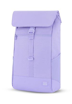 Lila rechthoekige rugzak met voorvak met ritssluiting, gespbandsluiting, zijvakken en een "Johnny Urban" label aan de onderkant.