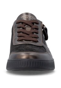 Baskets en cuir marron foncé avec de gros lacets marron, une semelle noire et une fermeture éclair latérale sur fond blanc, vue de face.