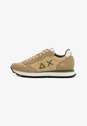 Tan suède en stoffen sneaker met groene accenten, een low-top ontwerp, ronde neus en een witte tussenzool met een gestructureerde zwarte rubberen buitenzool.