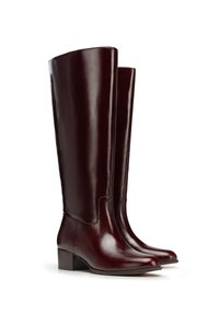 Wysokie bordowe skórzane kozaki o błyszczącym wykończeniu, kwadratowym nosku i niskim, warstwowym obcasie, z gładkim, eleganckim wzornictwem.