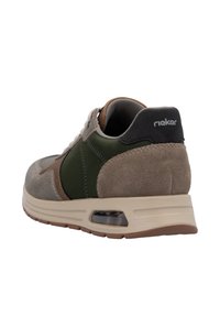 Basket Rieker avec un mélange de daim gris et de tissu vert foncé, un accent en cuir brun, une semelle rembourrée et une unité d'air visible.