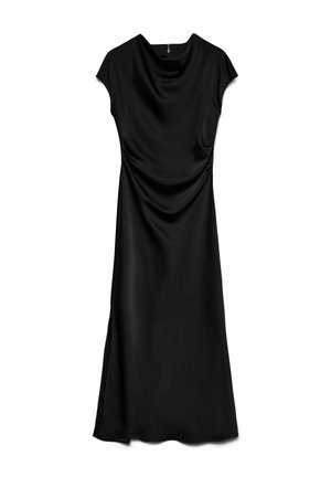 Sort kjole med draperet halsudskæring, kappelignende ærmer og en sideslids. Fremstillet af glat stof med diskret rynkning ved taljen.